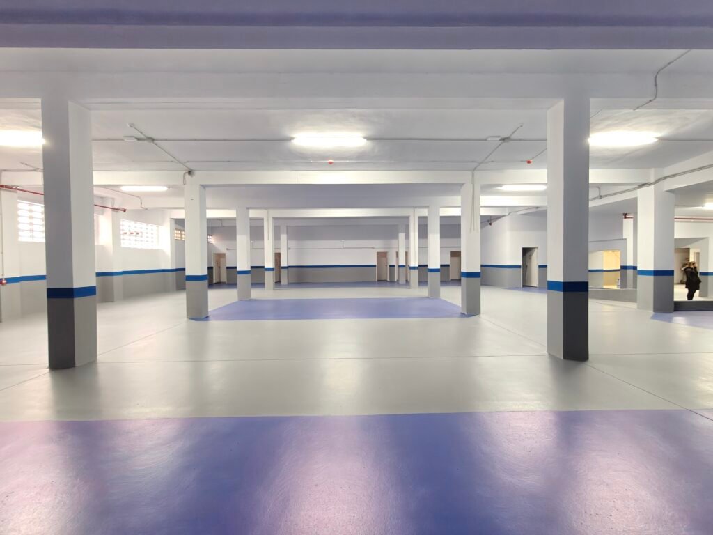 Garaje completamente renovado tras las obras de Promobiliaria